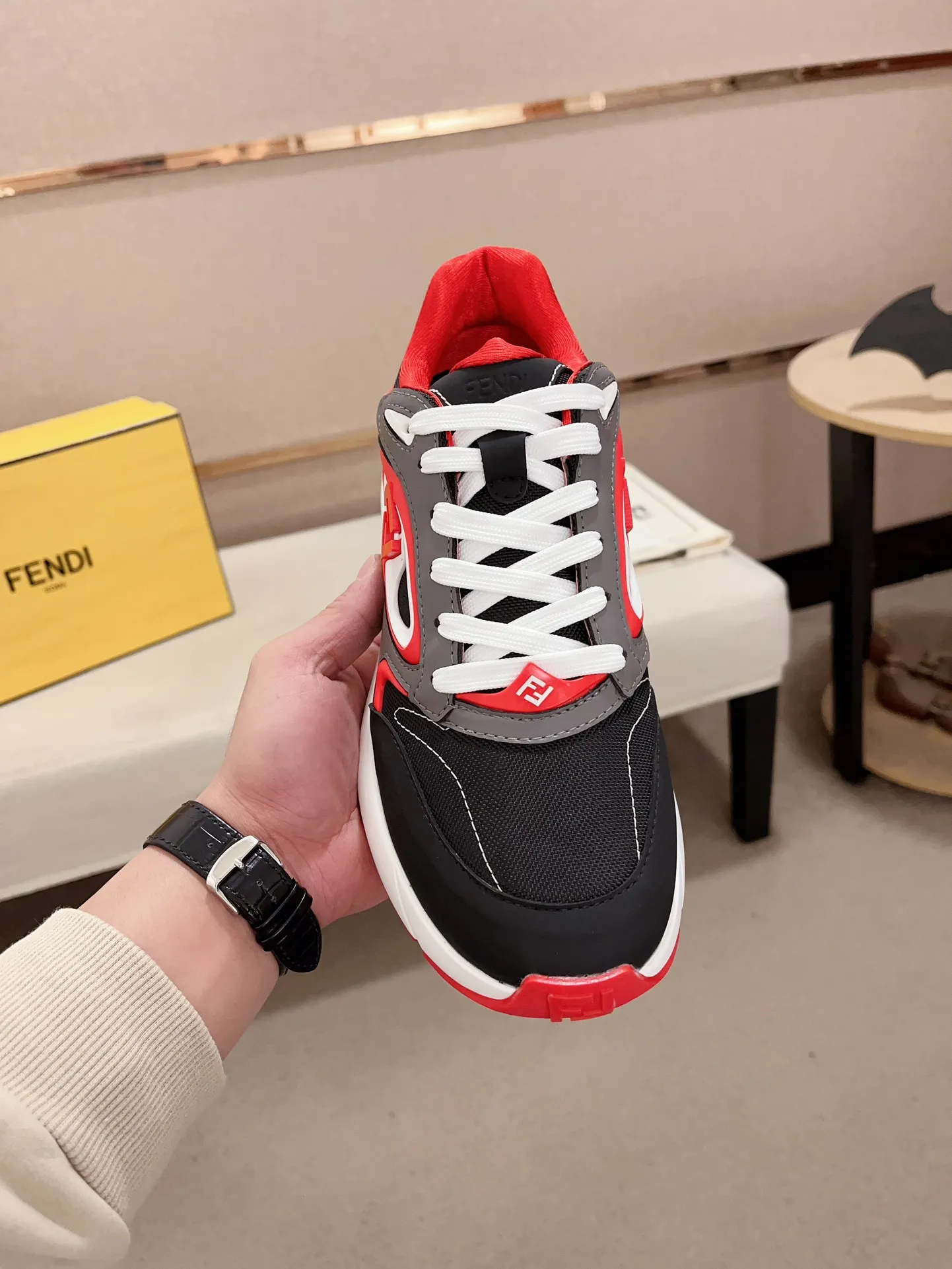 Men's shoes💰: 760💰(Higher version) [Fendi] Fendi's latest casual shoes for men! Available at counters simultaneously! A one-to-one replica of the original. Made entirely of imported top-grain calfskin, the interior is made of top-grain water-dyed cowhide, and the original factory-supplied rubber outsole. Leading new fashion concepts. Matching code: 39-44. 38.45 can be customized and cannot be returned or exchanged!
